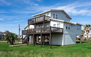 1 Hibiscus Haus 3 Bedroom Home by RedAwning