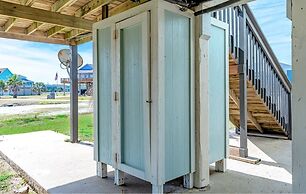 1 Hibiscus Haus 3 Bedroom Home by RedAwning