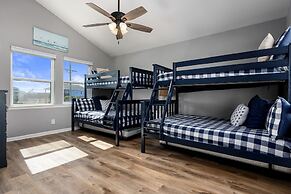 1 Hibiscus Haus 3 Bedroom Home by RedAwning