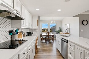 1 Hibiscus Haus 3 Bedroom Home by RedAwning