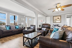 1 Hibiscus Haus 3 Bedroom Home by RedAwning