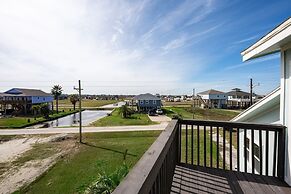 1 Hibiscus Haus 3 Bedroom Home by RedAwning