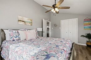 1 Hibiscus Haus 3 Bedroom Home by RedAwning