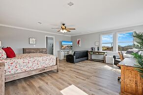 1 Hibiscus Haus 3 Bedroom Home by RedAwning