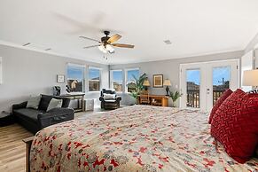 1 Hibiscus Haus 3 Bedroom Home by RedAwning