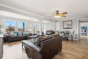 1 Hibiscus Haus 3 Bedroom Home by RedAwning