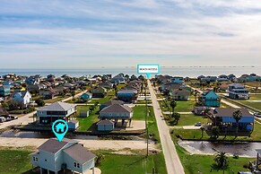 1 Hibiscus Haus 3 Bedroom Home by RedAwning