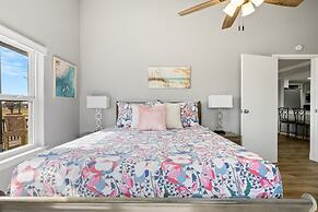 1 Hibiscus Haus 3 Bedroom Home by RedAwning