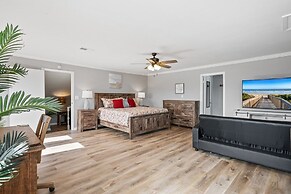 1 Hibiscus Haus 3 Bedroom Home by RedAwning