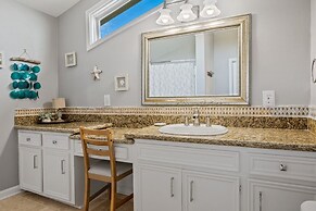 1 Hibiscus Haus 3 Bedroom Home by RedAwning