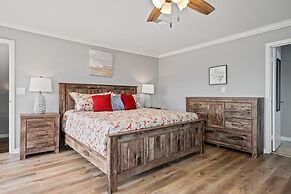 1 Hibiscus Haus 3 Bedroom Home by RedAwning