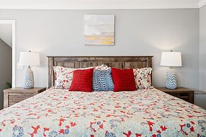 1 Hibiscus Haus 3 Bedroom Home by RedAwning