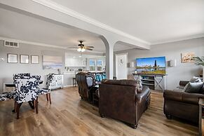 1 Hibiscus Haus 3 Bedroom Home by RedAwning