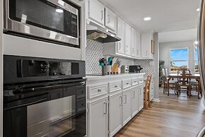 1 Hibiscus Haus 3 Bedroom Home by RedAwning