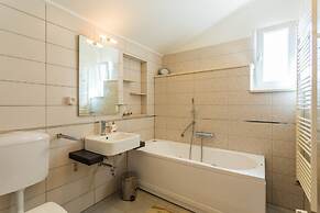 Dvori With Garden, Free Parking Next To Sea