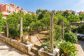 Dvori With Garden, Free Parking Next To Sea