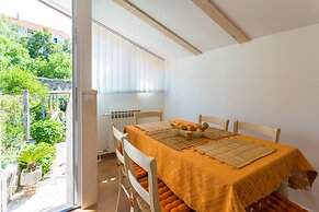 Dvori With Garden, Free Parking Next To Sea