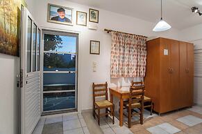 Room in Apartment - Comfort Double or Twin Room or Semi-basement