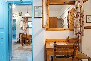 Room in Apartment - Comfort Double or Twin Room or Semi-basement