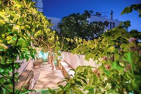 Room in Apartment - Comfort Double or Twin Room or Semi-basement