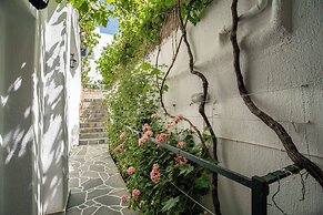 Room in Apartment - Comfort Double or Twin Room or Semi-basement