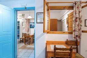 Room in Apartment - Comfort Double or Twin Room or Semi-basement