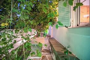 Room in Apartment - Comfort Double or Twin Room or Semi-basement