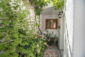 Room in Apartment - Comfort Double or Twin Room or Semi-basement