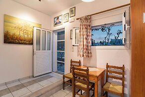 Room in Apartment - Comfort Double or Twin Room or Semi-basement