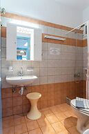 Room in Apartment - Comfort Double or Twin Room or Semi-basement