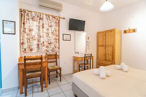 Room in Apartment - Comfort Double or Twin Room or Semi-basement