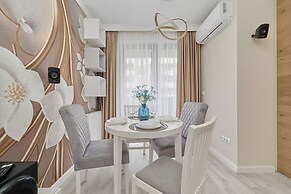 Floral Apartment Nyska by Renters
