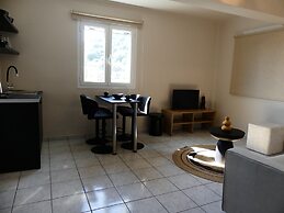 Rosilion Studios & Apartments