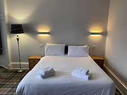 Crown Court Hotel & Bar.