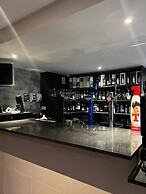 Crown Court Hotel & Bar.