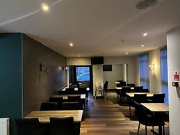 Crown Court Hotel & Bar.