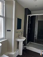 Crown Court Hotel & Bar.