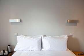 Crown Court Hotel & Bar.