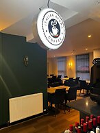 Crown Court Hotel & Bar.