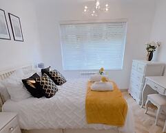 Beautiful 3 Bedroom Apartment in Bournemouth