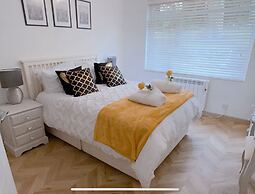 Beautiful 3 Bedroom Apartment in Bournemouth