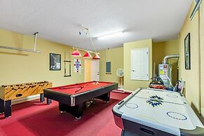 Spacious And Relaxing Home With South Facing Pool 6 Bedroom Home by Re