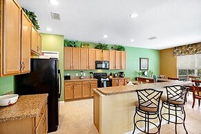 Spacious And Relaxing Home With South Facing Pool 6 Bedroom Home by Re