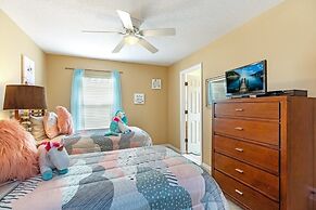 Spacious And Relaxing Home With South Facing Pool 6 Bedroom Home by Re