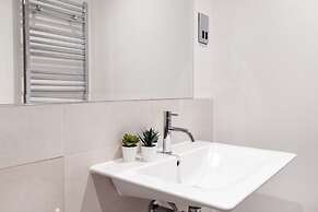 Modern 1BR with Balcony by Soho