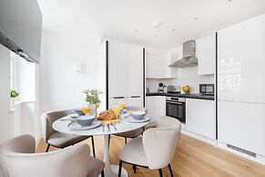 Modern 1BR with Balcony by Soho