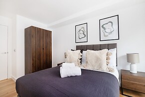 Modern 1BR with Balcony by Soho