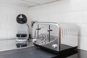 Modern 1BR with Balcony by Soho