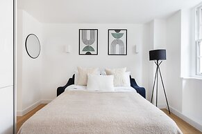 Modern 1BR with Balcony by Soho