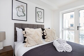 Modern 1BR with Balcony by Soho